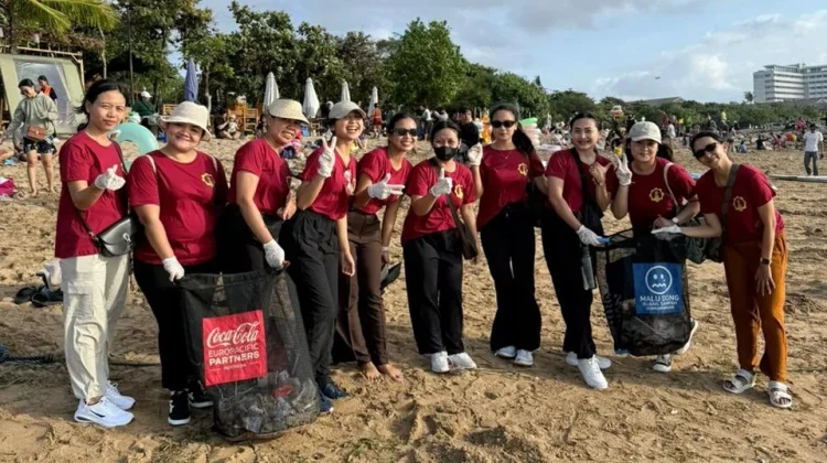 Mahasiswa UHN Sugriwa Gelar Aksi Bersih Pantai di Segara Ayu