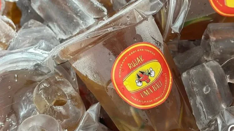 Es Rujak Viral: Sensasi Segar Pedas Manis yang Lagi Hits