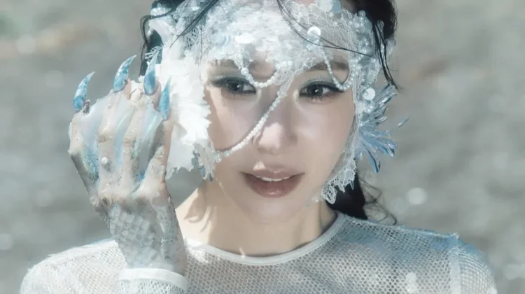 Tiffany Young Rayakan 10 Tahun Debut Solo lewat Single “Summer’s Not Over”