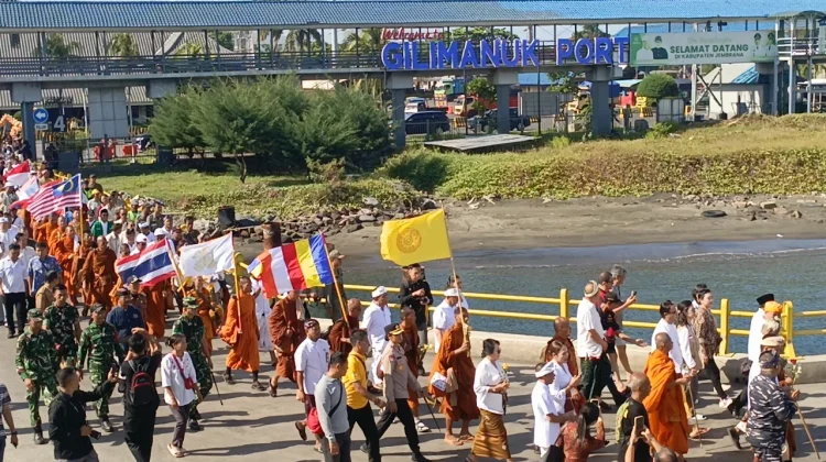 Misi Damai 58 Bhikkhu Berlanjut menuju Candi Borobudur