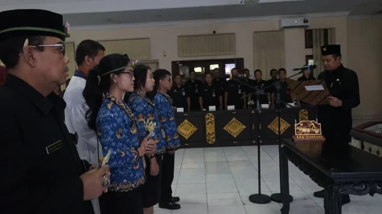Bupati Jembrana Lantik Pejabat dan 15 PNS, Tekankan Profesionalisme