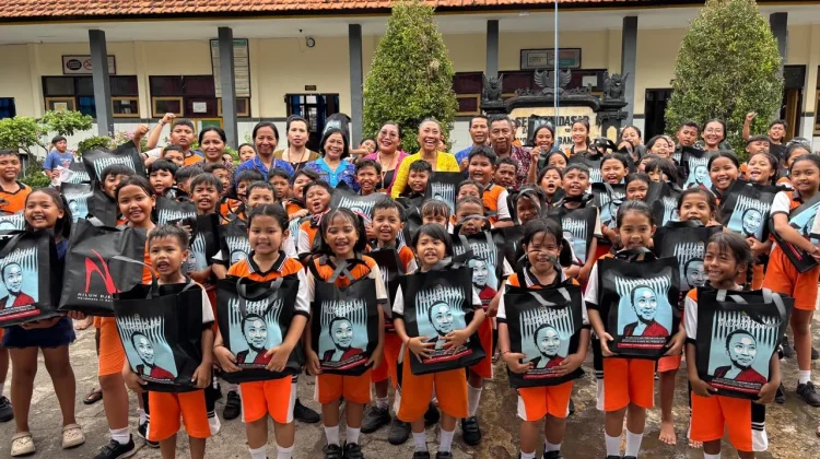 Ni Luh Djelantik Salurkan 73 Sepatu Gratis Kepada Siswa Kurang Mampu di SDN 7 Banjar