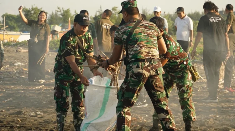TNI dan Kecamatan Negara Bersihkan Pantai Pengambengan
