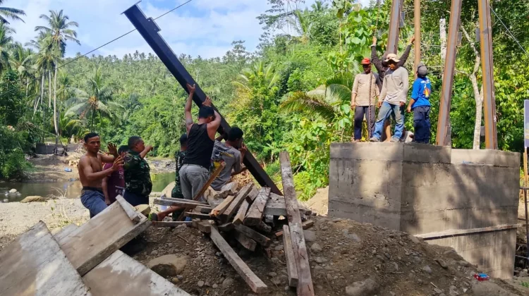 TNI dan Warga Kebut Penyelesaian Struktur Jembatan Nusamara di Mendoyo