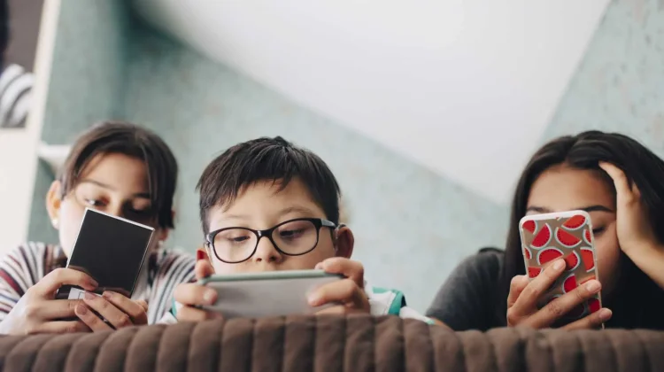 Strategi Jitu Batasi Screen Time Anak Demi Tumbuh Kembang yang Optimal