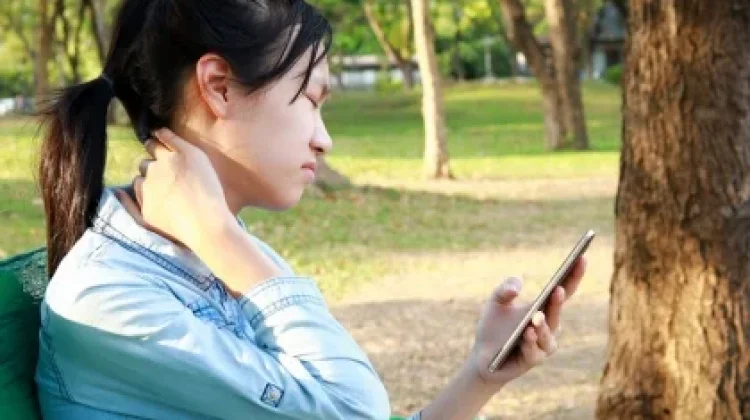 Atasi Bahaya Text Neck akibat Terlalu Lama Menunduk Menatap Gadget