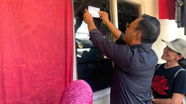 Perkuat Ketepatan Sasaran, Kelurahan Penarukan Mulai Tempel Stiker Bansos