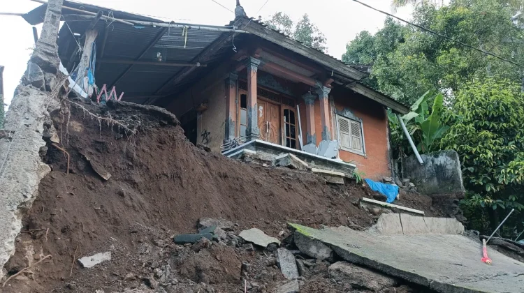 Hujan Deras Picu Longsor Senderan Rumah Warga
