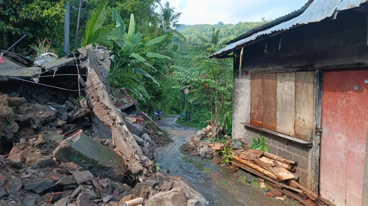 Hujan Deras Picu Longsor Senderan Rumah Warga