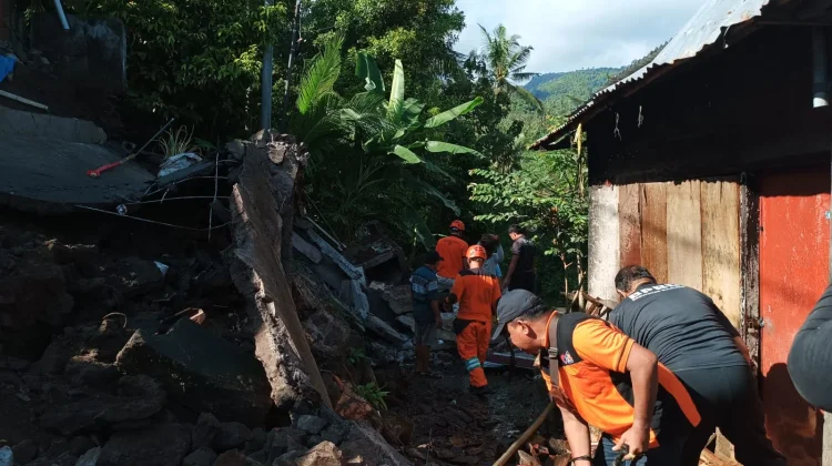 Hujan Deras Picu Longsor Senderan Rumah Warga