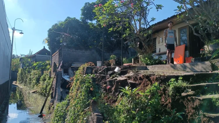 Hujan Deras tengah Malam, Senderan Rumah Warga Jebol