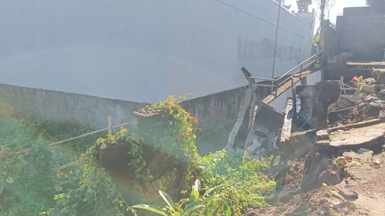 Hujan Deras tengah Malam, Senderan Rumah Warga Jebol