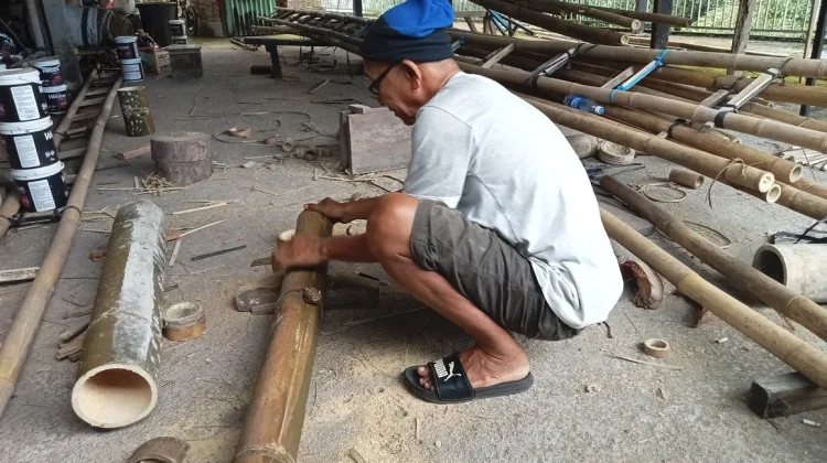 Musim Panen Cengkeh Bawa Berkah bagi Pengerajin Tangga Bambu