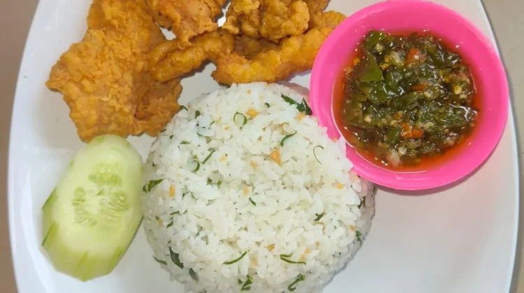 Gurih dan Renyah! Nasi Daun Jeruk Kulit Ayam Crispy Favorit Pecinta Kuliner