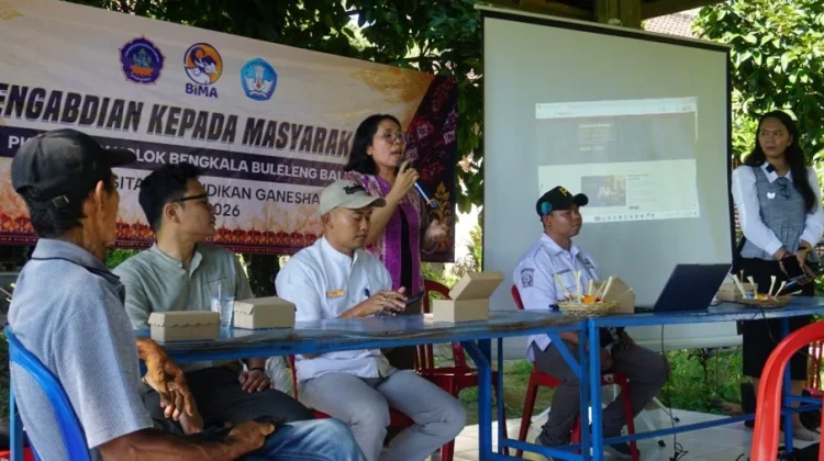 Undiksha Latih Digitalisasi Pengrajin Tenun Endek Kolok Bengkala