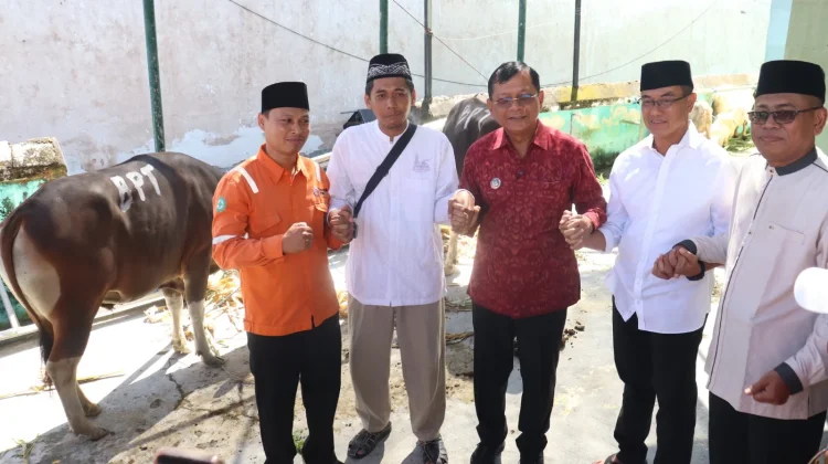 Bupati Sutjidra Serahkan Hewan Kurban, Perkuat Harmoni Umat di Buleleng