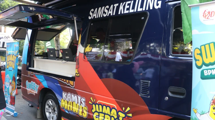 Bupati Sutjidra Ajak Warga Manfaatkan Mobil Samsat Keliling