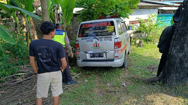 Ambulans Pembawa Jenazah Tabrak Pagar di Melaya
