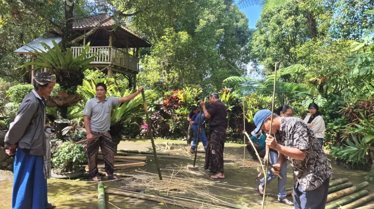 Sekolah Adat Pedawa Hidupkan Kembali Kerajinan Bedeg Tradisional