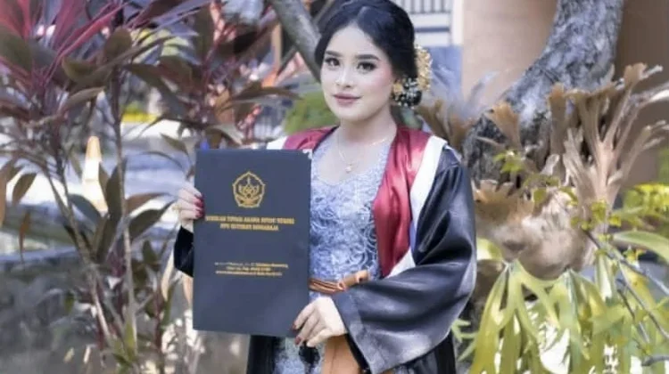 Intip Pofil Putri Adelia, Guru Bahasa Bali yang Viral Unik Memberi Nilai Siswa