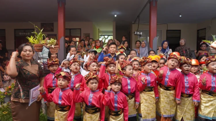 Wabup Ipat Hadiri Acara Pelepasan Siswa TK Negeri Pembina Melaya