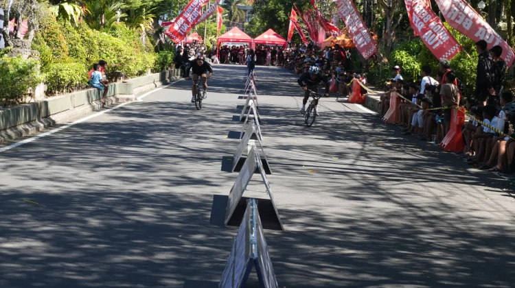 Ratusan Pembalap Adu Cepat di BMX Drag Race Jembrana