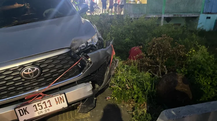 Mobil Tabrak Dua Motor Parkir dan Pohon Tangi