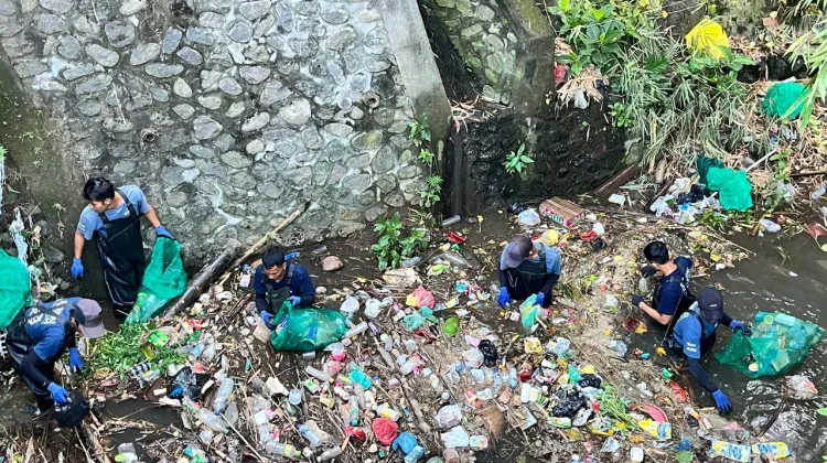 Aksi Bersih Sungai Penarukan Kumpulkan 187 Kilogram Sampah