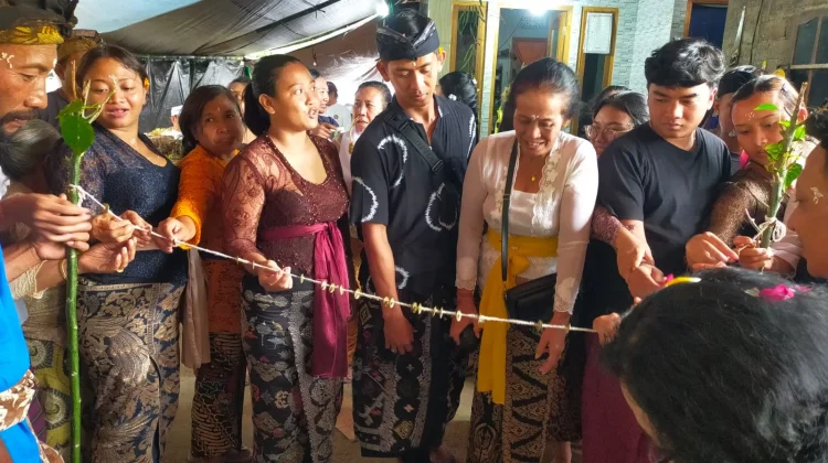 Upacara Mapegat Simbol Suci Pemutus Hubungan Duniawi