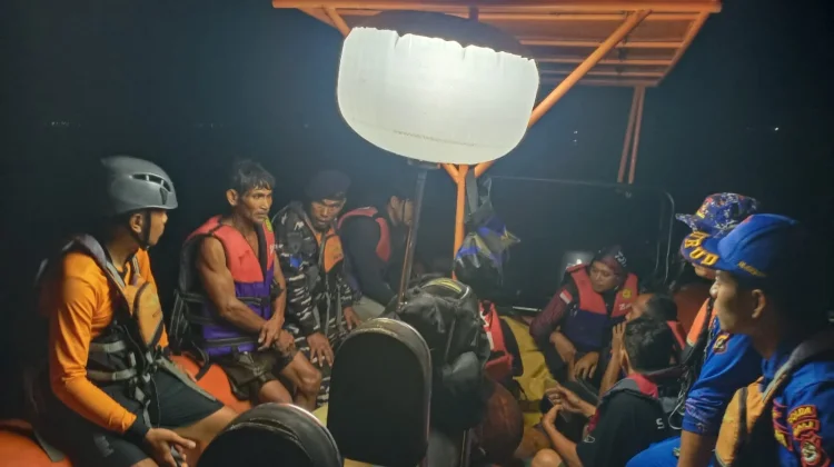Perahu Terbalik di Perairan Sanggalangit, Enam Pemancing Selamat