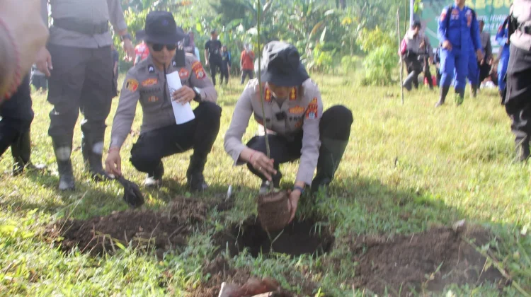 Polres Jembrana Tanam 1.726 Bibit Pohon di Hutan Palasari