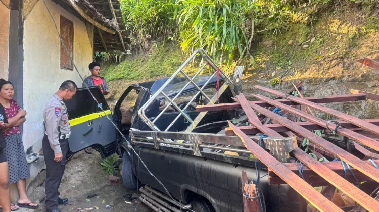 Tak Kuat Menanjak, Pikap Mundur Tabrak Rumah