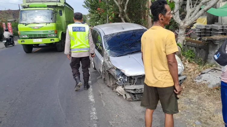 Diduga Mengantuk, Grand Livina Tabrak Truk Tronton di Pekutatan