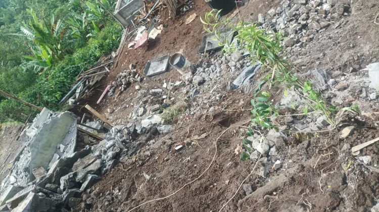 Longsor Terjang Rumah Warga di Sepang