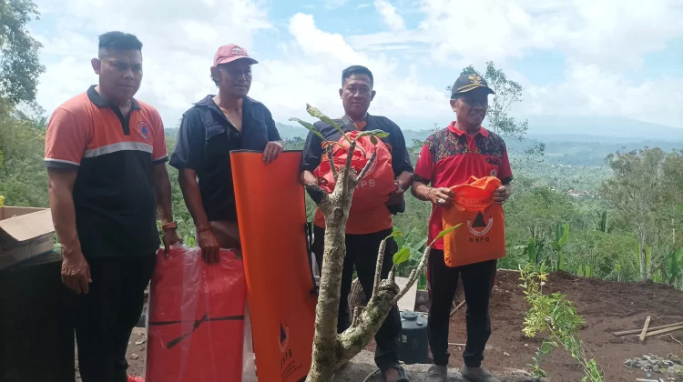 Longsor Terjang Rumah Warga di Sepang