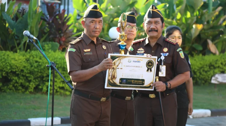Kajari Buleleng Tekankan Kinerja Bidang, Pegawai Berprestasi Diberi Penghargaan