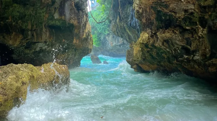 Pantai Suluban, Surga Tersembunyi di Balik Tebing Bali