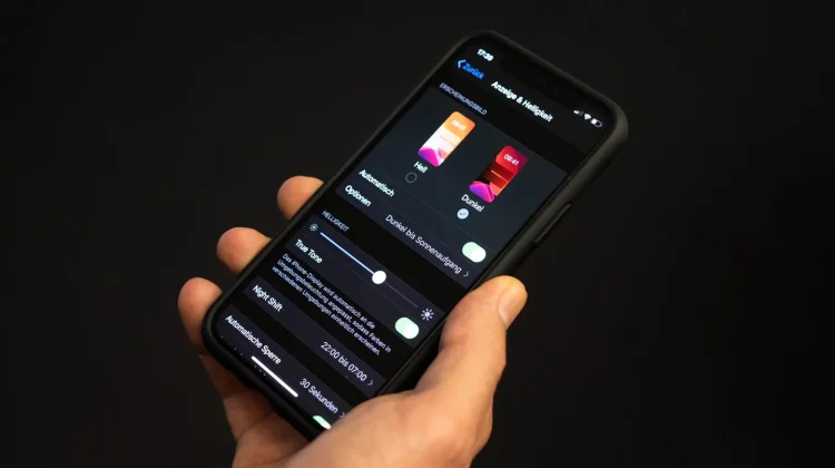 Manfaat Mengaktifkan Fitur 'Dark Mode' di Smartphone untuk Kesehatan Mata
