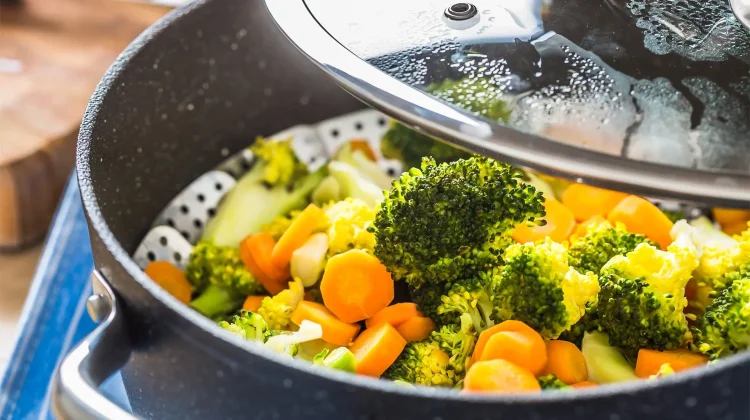 Mengenal Teknik Memasak Steaming untuk Menjaga Nutrisi Sayuran