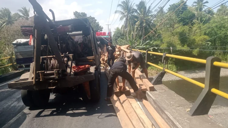 Truk Bermuatan Kayu dan Keramik Terguling di Yeh Sumbul