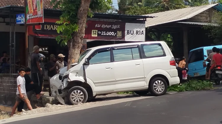 Tabrakan CR-V dan APV di Melaya, Dua WNA asal China Terluka