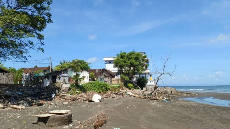 Abrasi Ketapang Lampu Kian Parah, Rumah Warga Rusak dan Ditinggalkan