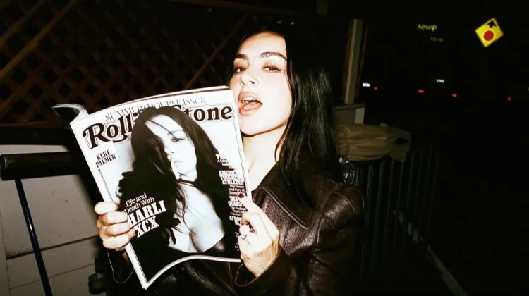 Lewat "BRAT", Charli XCX Bangun Persona yang Mendunia