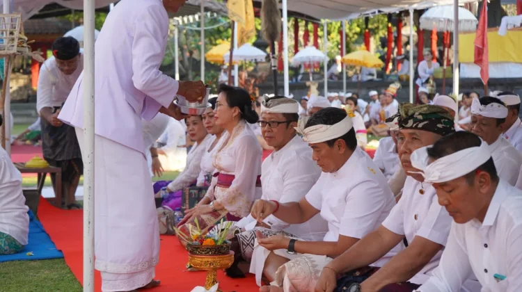 Piodalan Jagatnatha, Wabup Supriatna Ajak Perkuat Nilai Spiritual Umat