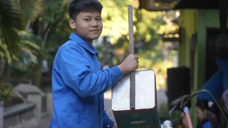 Piket Kebersihan Rutin, Wujud Komitmen Spenpraja Jaga Lingkungan Sekolah Asri