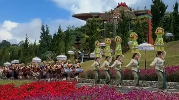 Parade Budaya Bali Semarakkan The Blooms Garden Bedugul