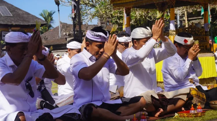 Pemkab Jembrana Laksanakan Bhakti Penganyar di Pura Mandara Giri