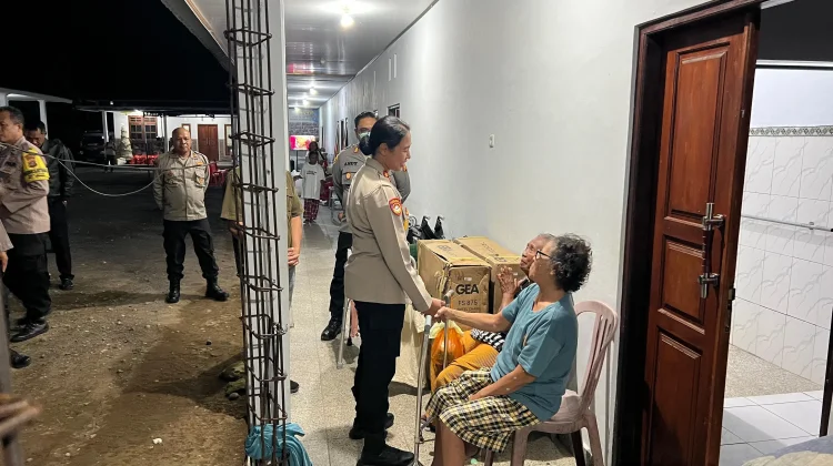 Kapolres Jembrana Salurkan Bantuan Sosial untuk Penghuni Rumah Lansia Bahagia