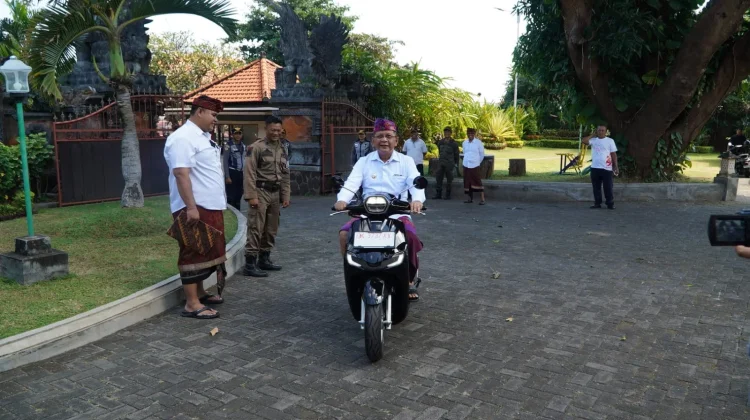 Majelis Desa Adat Alitan Terima Bantuan Motor Operasional