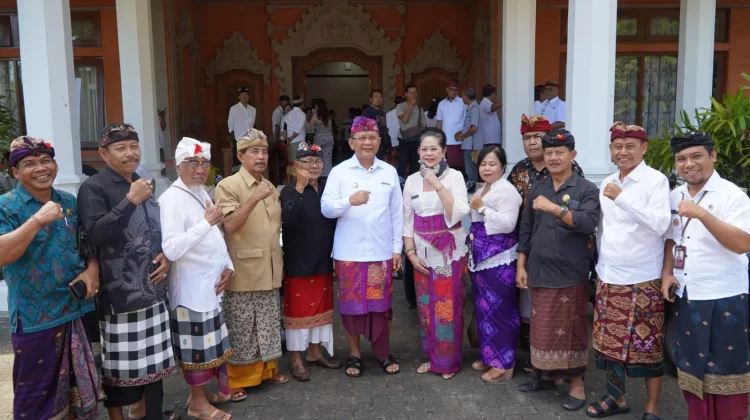 Bupati Sutjidra Tekankan Semangat Ngayah Majelis Desa Adat Alitan